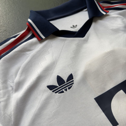 Navy and red collar with adidas logo on the Bayern Munich away jersey