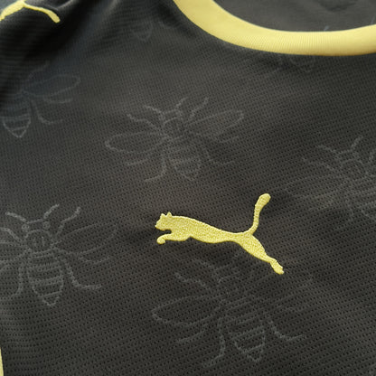 Yellow Puma logo and tonal Manchester bee pattern on the City away jersey