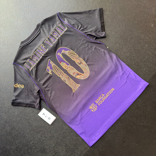 Barcelona 26/27 away jersey, back: Lamine Yamal's 10 with the Sagrada Família rising through it in gold under a stitched purple night sky