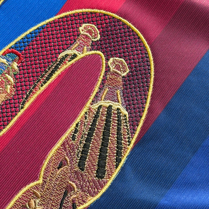 Top of the 0: spire tops outlined in gold thread, with the stone sitting directly on the blaugrana stripes