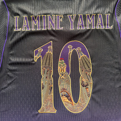 Close-up of the embroidered back: LAMINE YAMAL in gold modernista lettering above the Sagrada Família 10